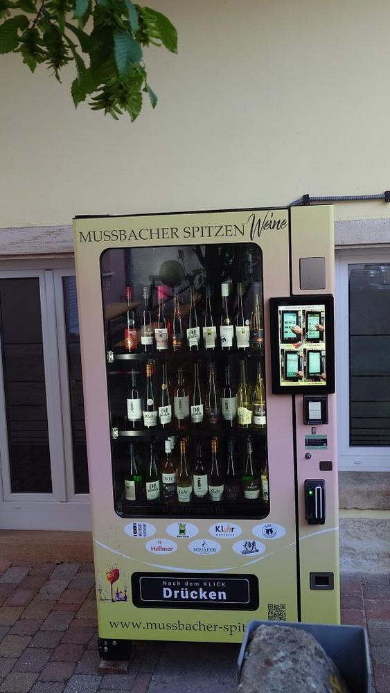 365 Tage-Weinmesse – Weinautimat der Mussbacher-Spitzen-Winzer geht life (Messe | Neustadt an der Weinstraße)